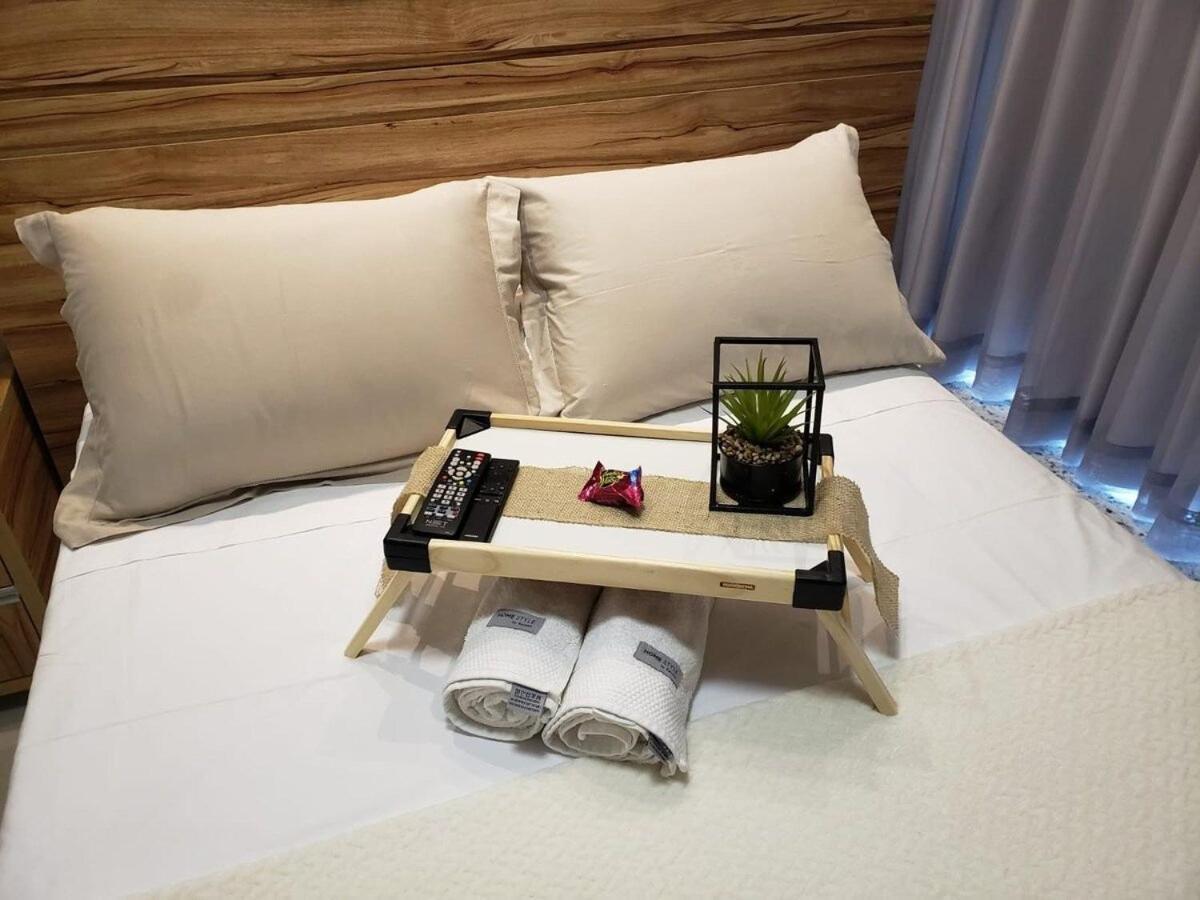 01 Qt.| 2 Hosp. | Linda Vista | Shopping Apartamento *